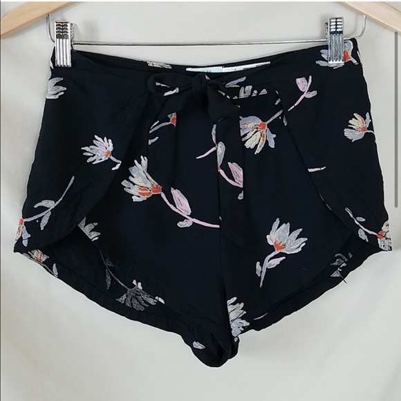 Kimchi Blue Pants - NWOT Kimchi Blue UO Whitney Floral Wrap Shorts
